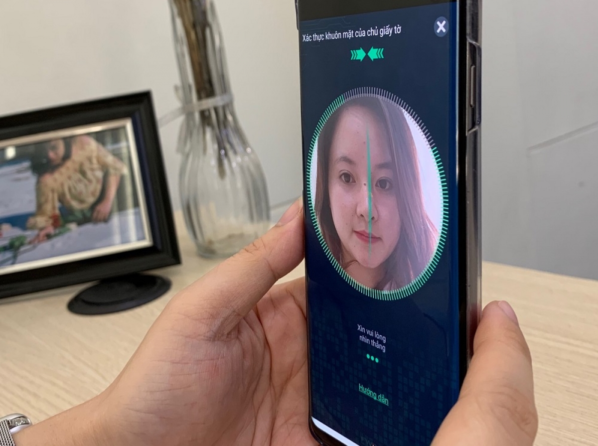 eKYC tự động nhận dạng và xác thực khuôn mặt đúng với giấy tờ tuỳ thân.