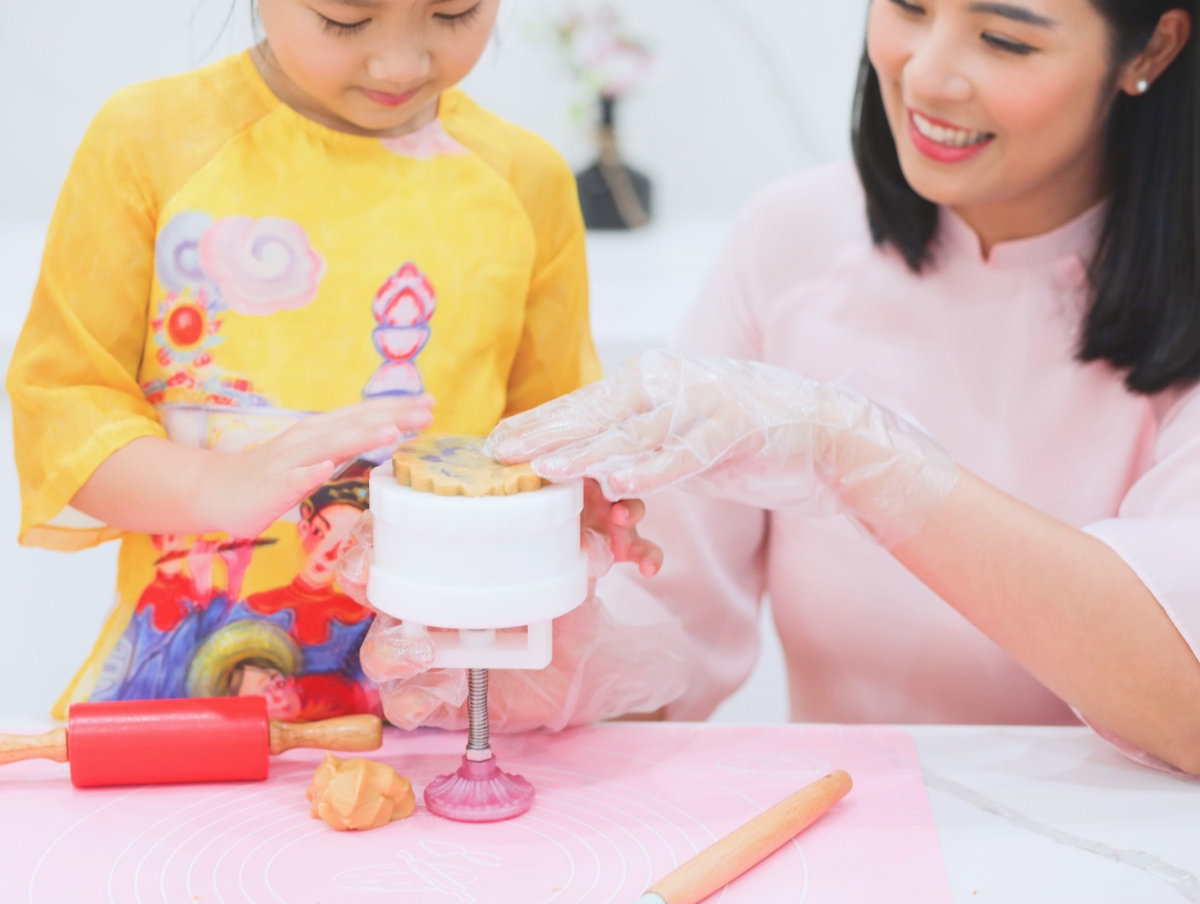 Bên cạnh nhân thập cẩm cổ truyền, cô còn làm cả các loại nhân nhuyễn hiện đại như đậu xanh trứng muối, khoai môn… Ngọc Hân cho biết, cô không phải thợ bánh nhưng đã làm tất cả bằng sự chân thành nên rất mong mọi người cảm nhận được điều đó.