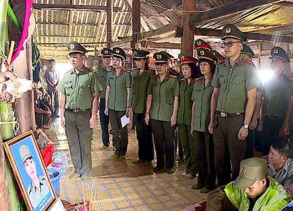 Cán bộ, chiến sỹ lực lượng Công an tỉnh Sơn La đến thắp hương, chia buồn cùng gia đình anh Quàng Văn Xôm