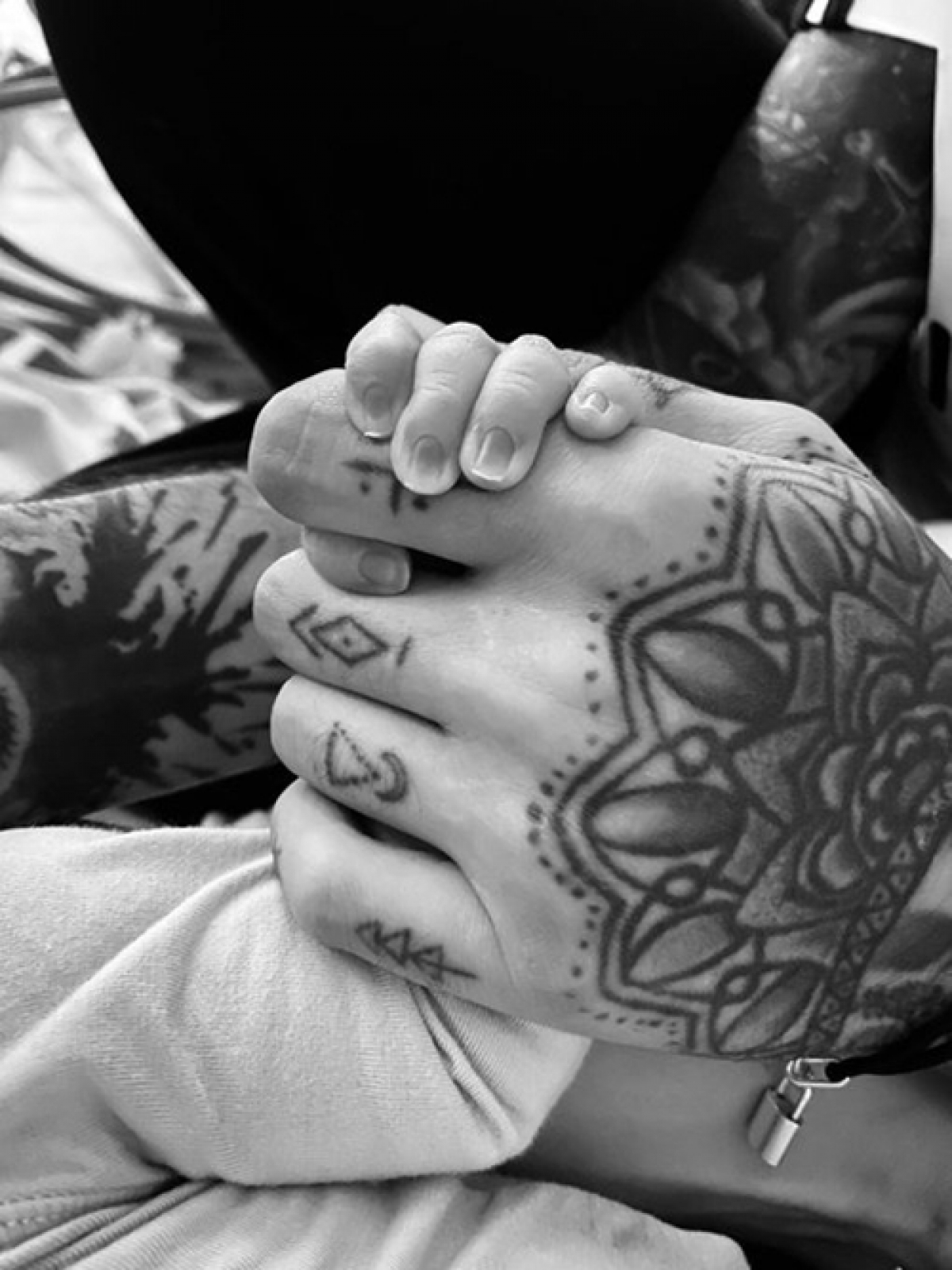 Zayn Malik chia sẻ Gigi Hadid đã sinh con đầu lòng.