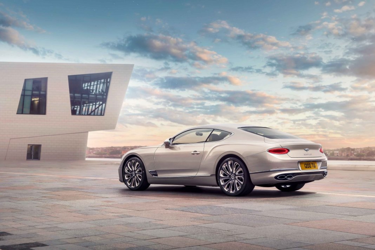 Phiên bản Continental GT Mulliner mới này sở hữu một số những chi tiết nâng cấp mang tính độc quyền đến từ bộ phận cá nhân hóa của thương hiệu. Phần lưới tản nhiệt trước của chiếc xe đã được thiết kế lại theo phong cách “Double Diamond” với sự kết hợp của màu chrome và đen. 