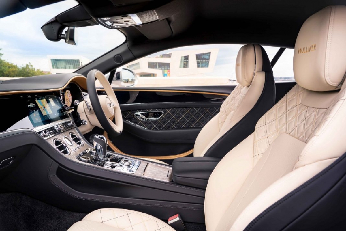 Khoang nội thất của Bentley Continental GT Mulliner được thiết kế nhằm thể hiện tối đa vẻ xa hoa, sang trọng của một chiếc xe siêu sang đến từ Anh Quốc. Đây cũng chính là thành quả của đội thiết kế cá nhân hóa cũng như tay nghề dày dặn kinh nghiệm của những người thợ thủ công của thương hiệu. Khoang nội thất này có thể phối hợp giữa hai màu da khác nhau cùng với những đường chỉ khác màu nhằm tạo điểm nhấn cho chiếc xe.