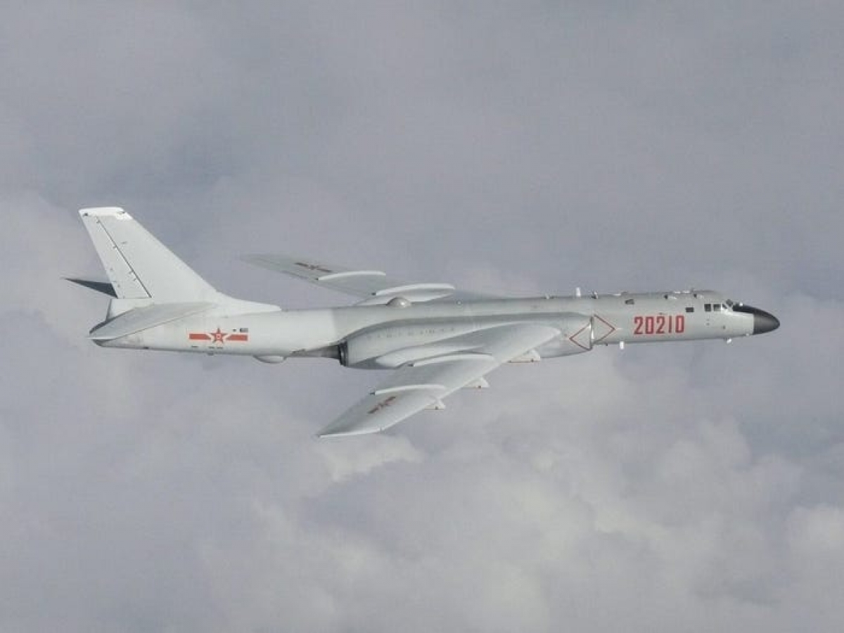 Máy bay ném bomn H-6. Ảnh: Reuters