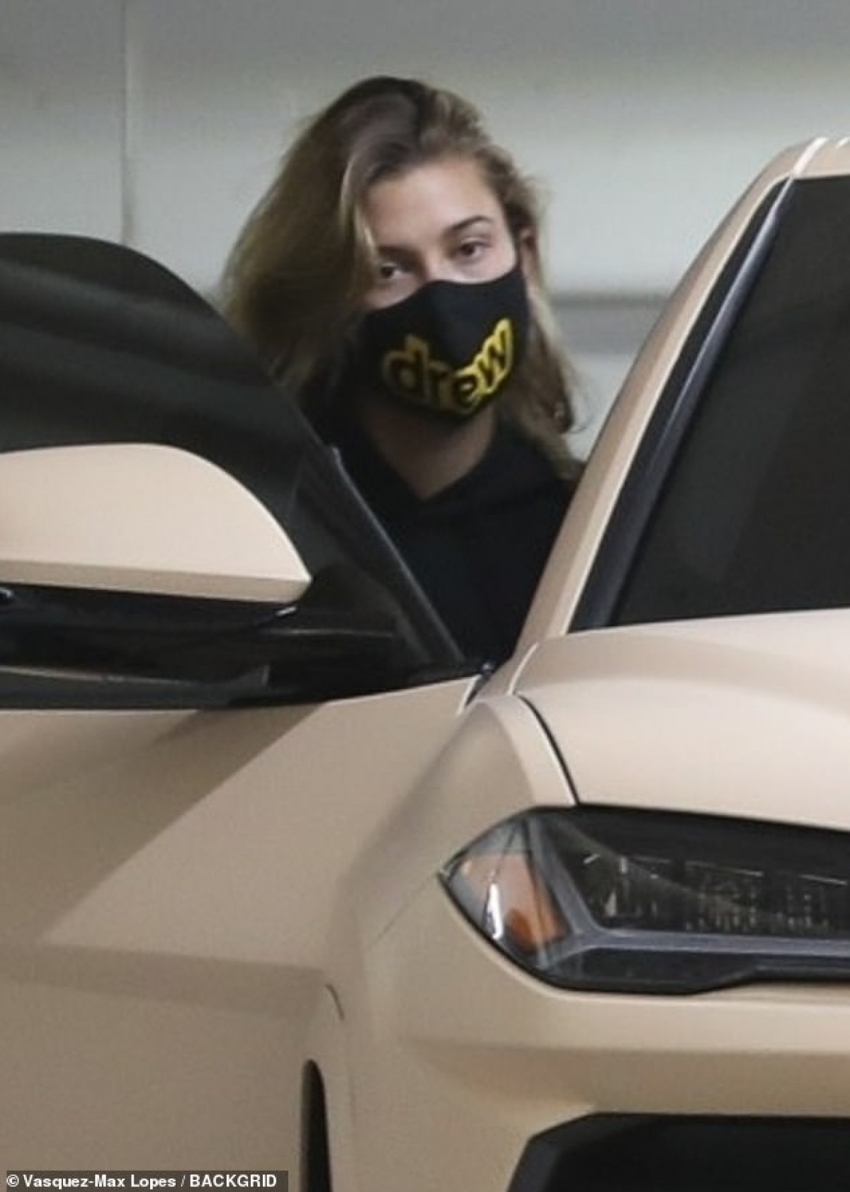 Hailey Baldwin bị cánh săn ảnh bắt gặp khi đang đi ăn tối cùng ông xã Justin Bieber ở Los Angeles ngày 11/9 vừa qua, theo giờ địa phương.