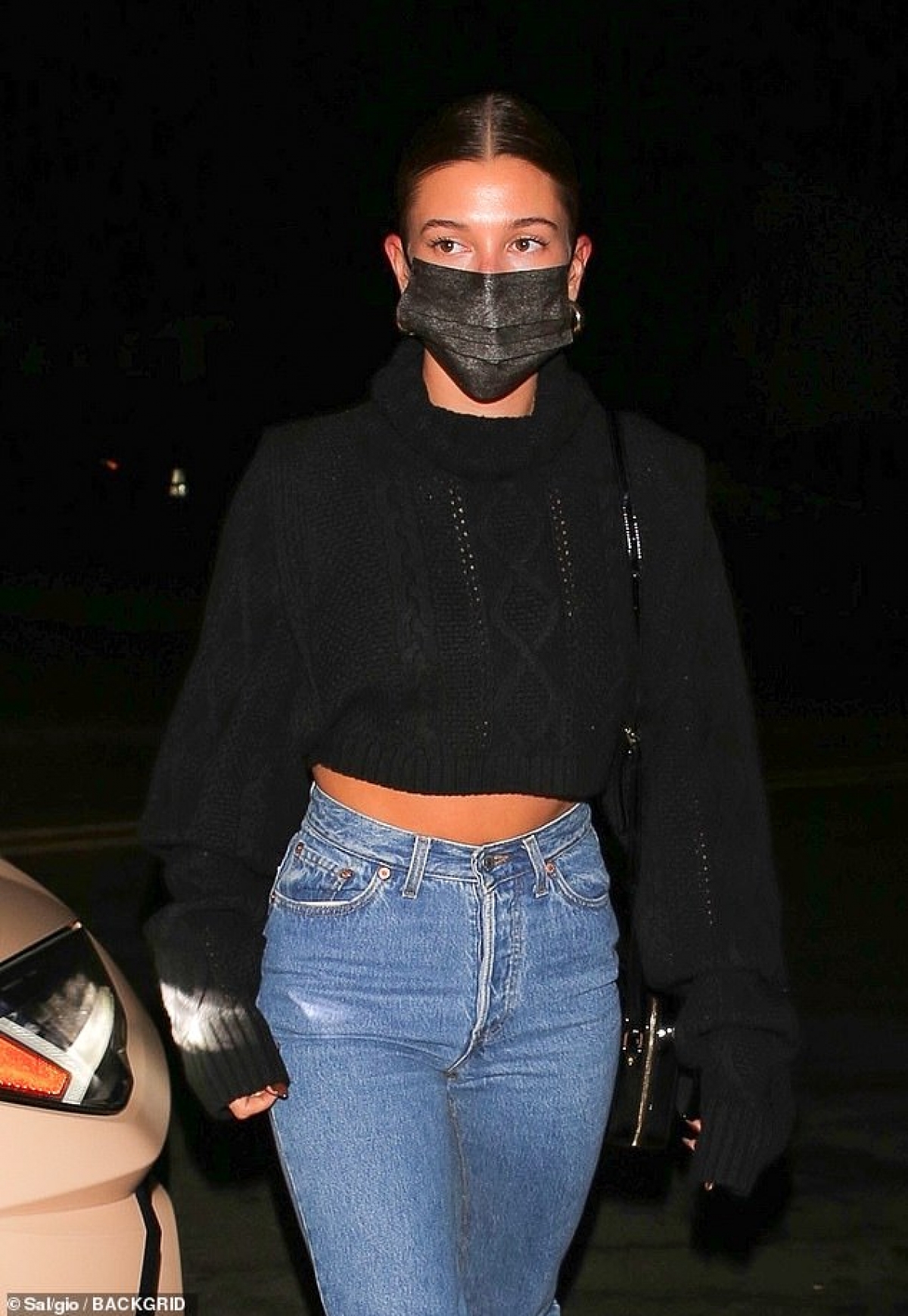 Hailey Baldwin trở thành "tâm điểm" của sự chú ý khi đi ăn tối ở Los Angeles hôm 21/9.