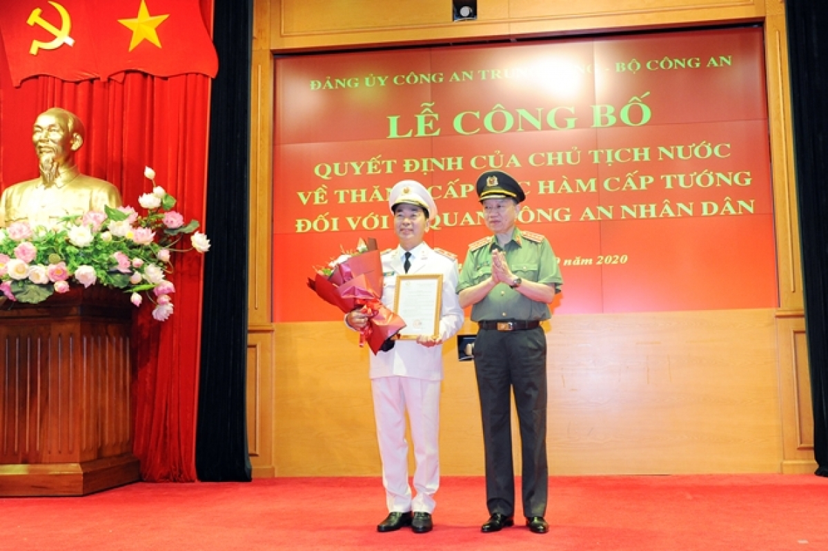 Bộ trưởng Tô Lâm tặng hoa chúc mừng Trung tướng Trần Quốc Tỏ.