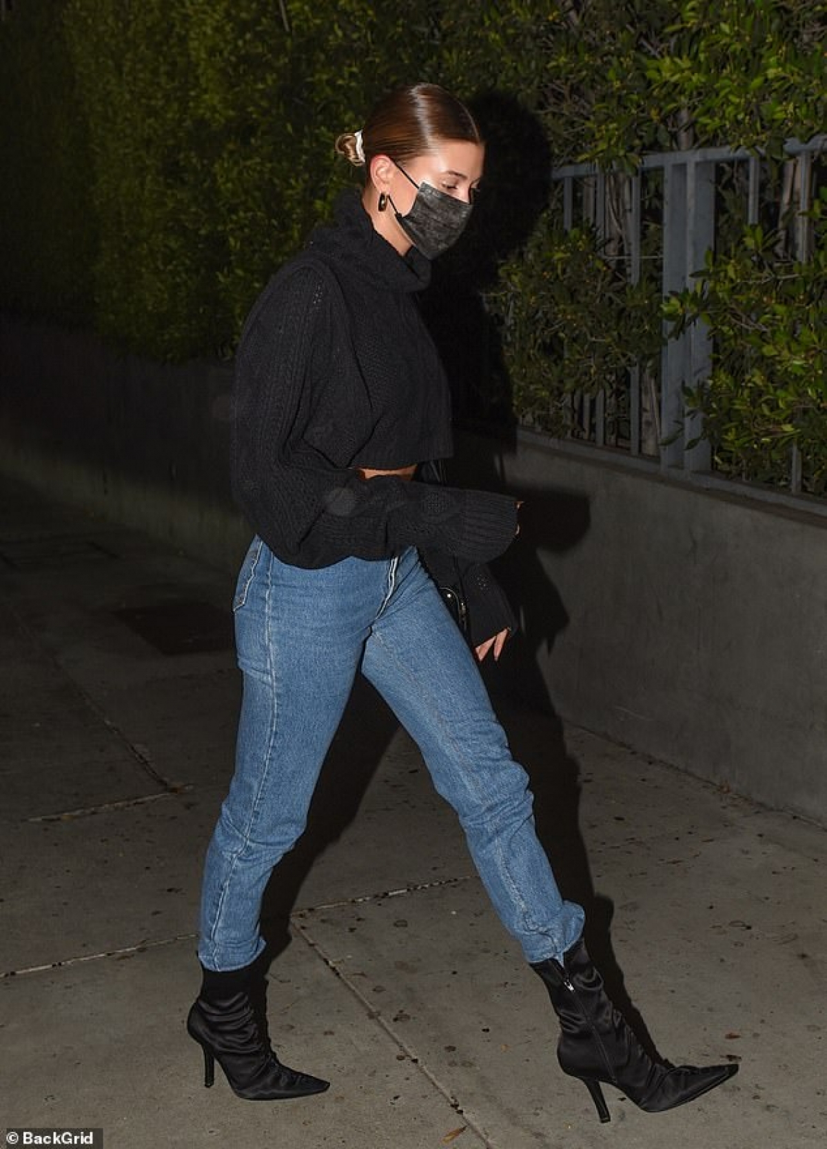 Bà xã Justin Bieber diện áo len dáng ngắn màu đen phối cùng quần jeans sành điệu.