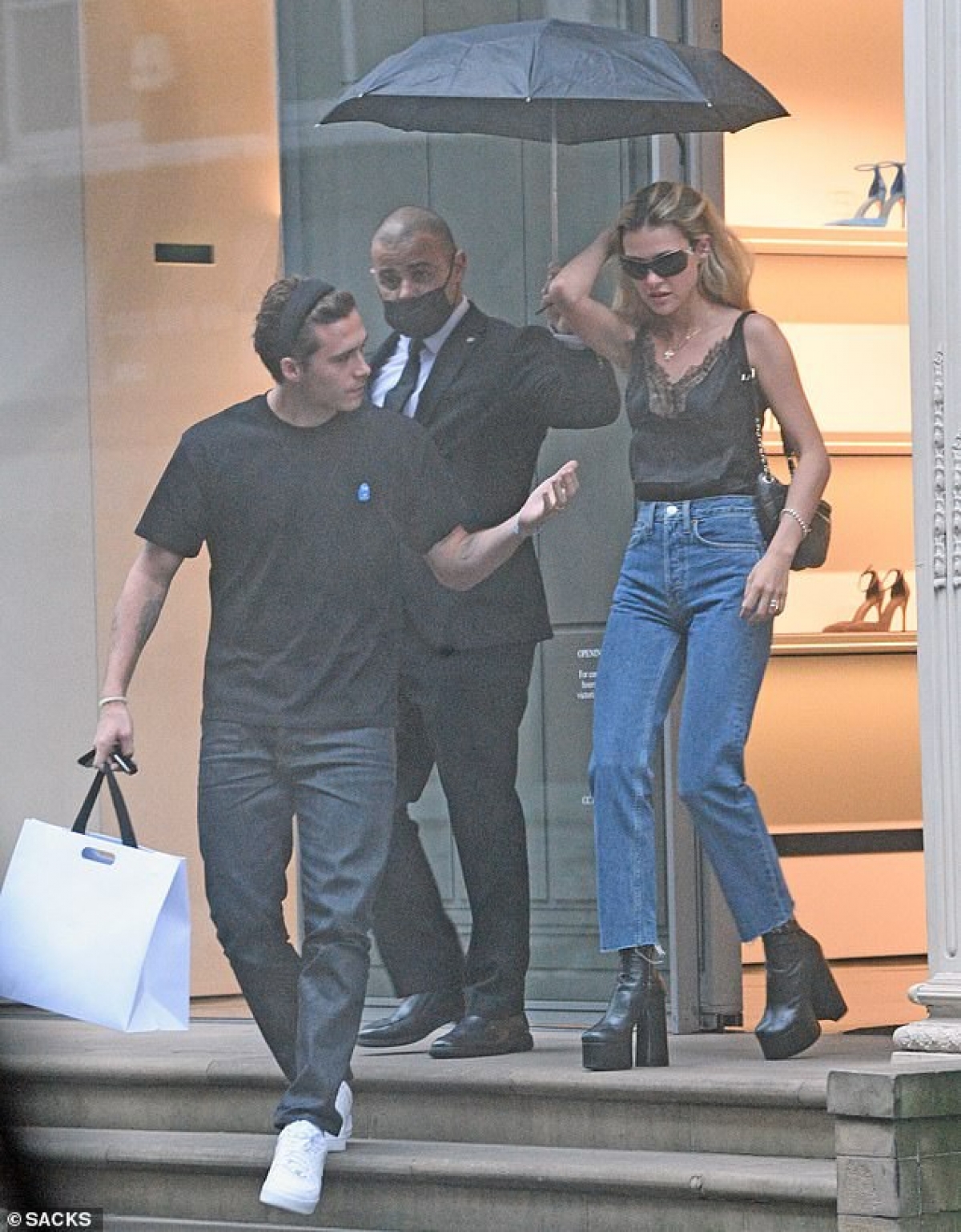 Bởi trước đó, Nicola Peltz đã bất ngờ chia sẻ hình ảnh Brooklyn Beckham đeo nhẫn vàng trên ngón tay áp út ở bàn tay trái của anh.