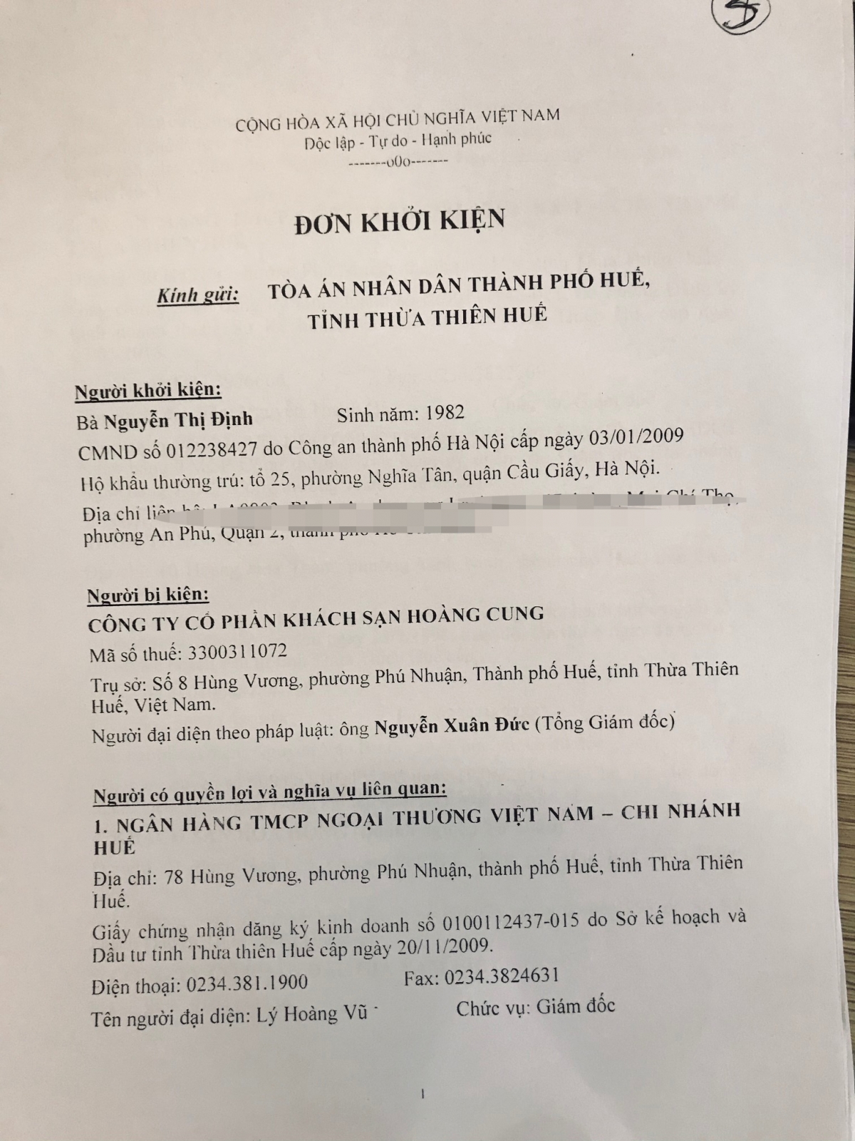 Đơn khởi kiện của bà Nguyễn Thị Định (thường trú ở Tổ 25, phường Nghĩa Tân, quận Cầu Giấy, Hà Nội) nguyên đơn  khởi kiện ra TAND TP Huế yêu cầu bảo vệ quyền chủ nợ trong vụ kiện Công ty CP Khách sạn Hoàng Cung tại số 8 Hùng Vương, TP Huế.