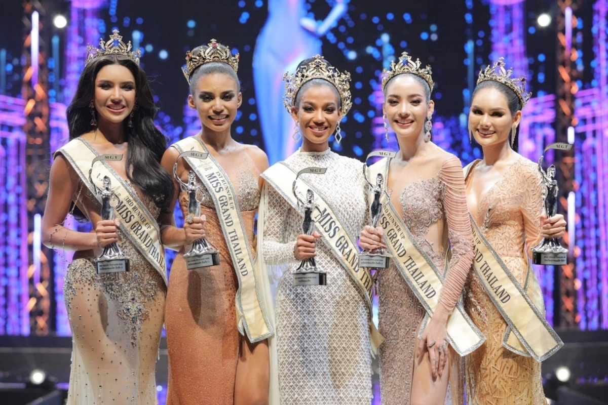 Chung kết Miss Grand Thailand 2020 diễn ra vào tối 19/9 với màn tranh tài của 77 thí sinh. Các người đẹp trải qua phần thi trình diễn trang phục áo tắm, dạ hội, trả lời ứng xử.