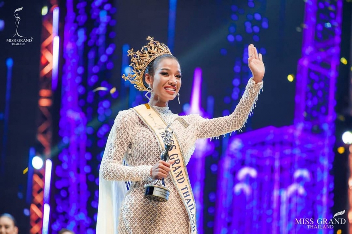 Người đẹp Chanrarapadit Namfon (tên thật Patcharaphon Chantarapradit) - đại diện tỉnh Ranong Nam - vượt qua 77 thí sinh để đăng quang.