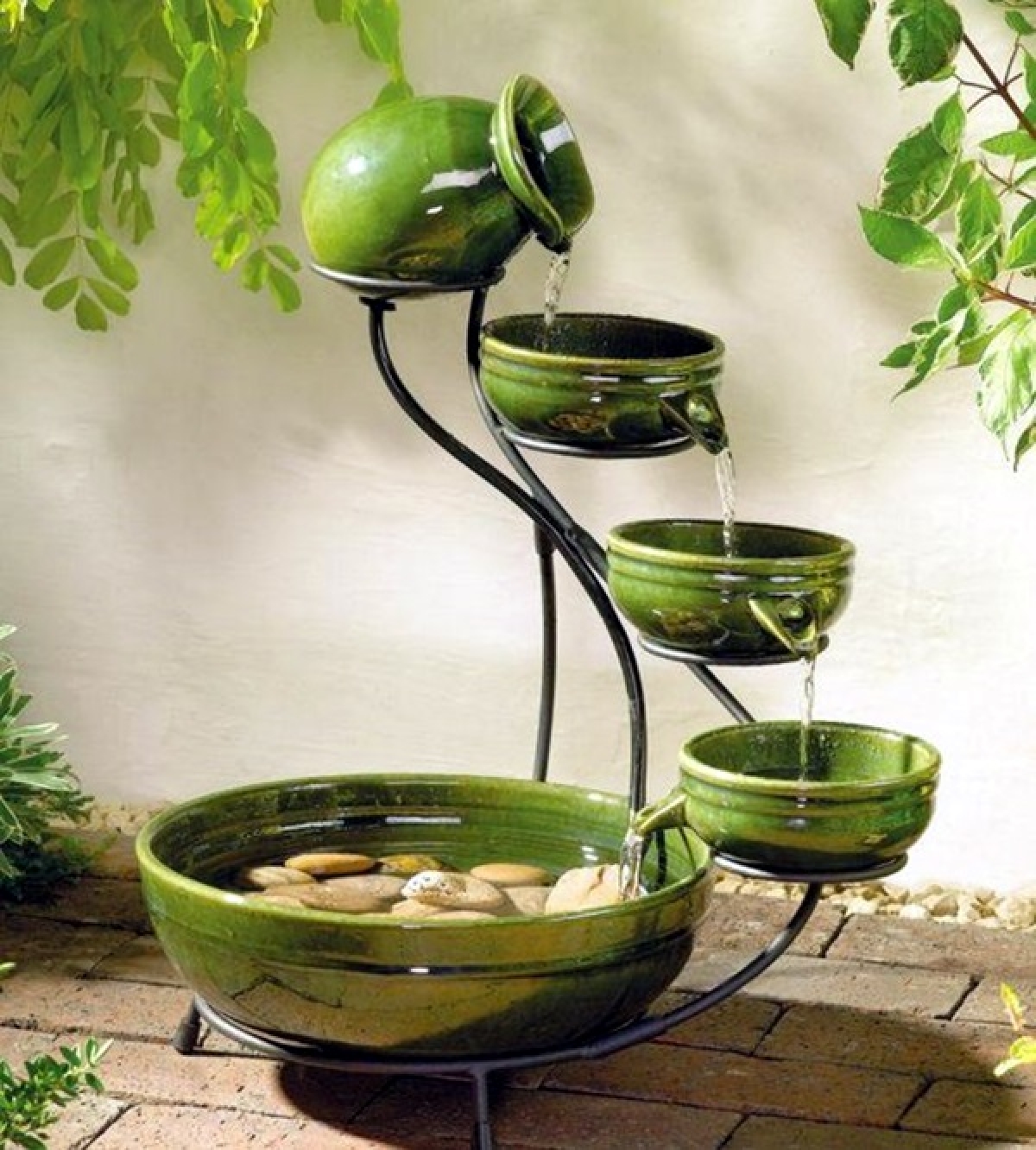 Đầu tiên là ý tưởng về dòng chảy liên tục của nước được rót ra từ ly trà. Màu xanh của ly cùng âm thanh róc rách của nước sẽ khiến bạn được thả lỏng tâm trí.