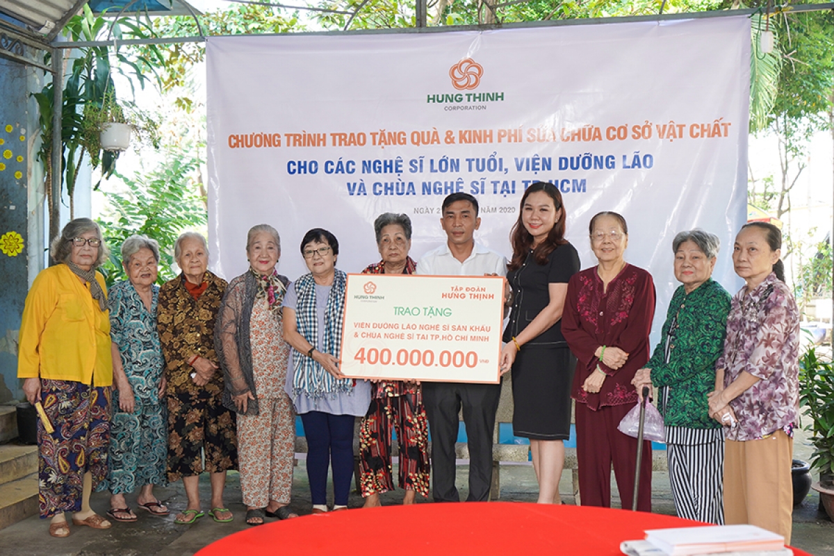 Ông Nguyễn Công Tâm - Trợ lý Ban TGĐ - Đại diện Tập đoàn Hưng Thịnh trao tài trợ cho Viện dưỡng lão nghệ sĩ và Chùa Nghệ sĩ tại TP.HCM.
