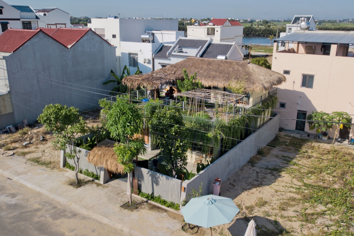Kiểu mái thái lợp bằng cỏ tranh, một trong những loại cỏ rất phổ biến tại các vùng ven biển nước ta.