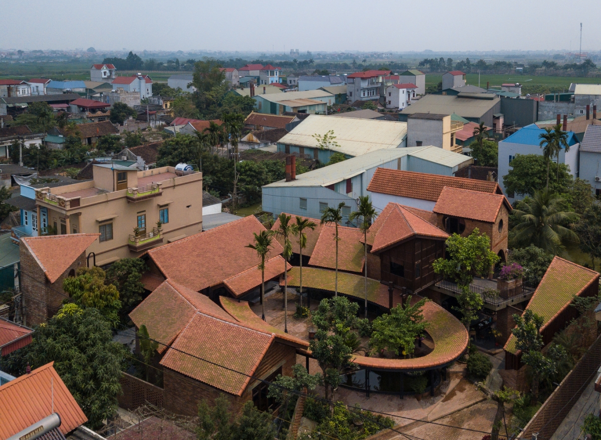 Trong khi các thành phố lớn đang bị đe dọa bởi tình trạng đô thị hóa, thì ngôi nhà ra đời giống như một biện pháp nhằm khắc phục tình trạng đó.