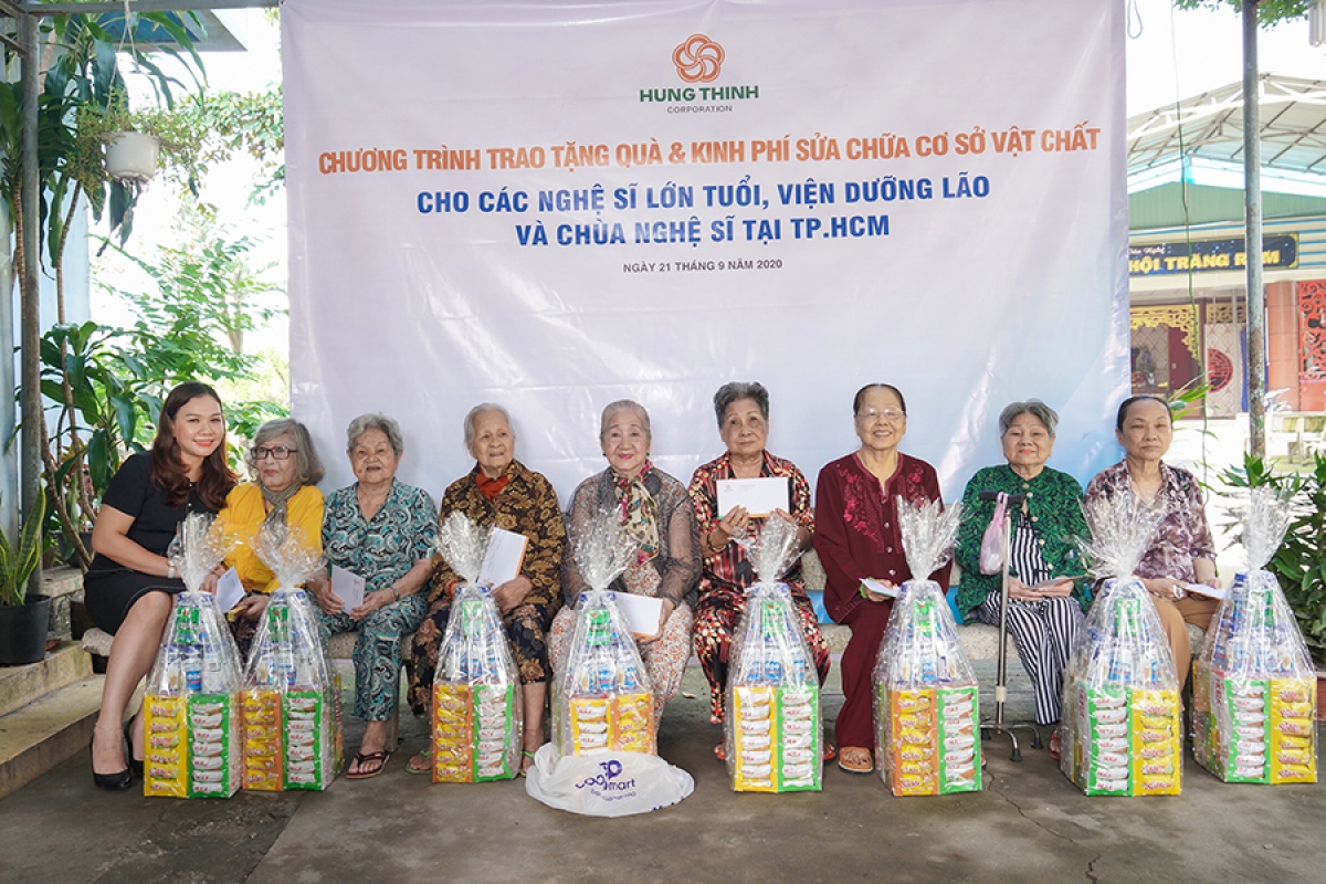 Chia sẻ với các nghệ sĩ lão thành, Bà Huỳnh Thị Xuân Hiếu thăm hỏi và trao quà của Tập đoàn Hưng Thịnh gửi tặng các nghệ sĩ tại Viện dưỡng lão nghệ sĩ,