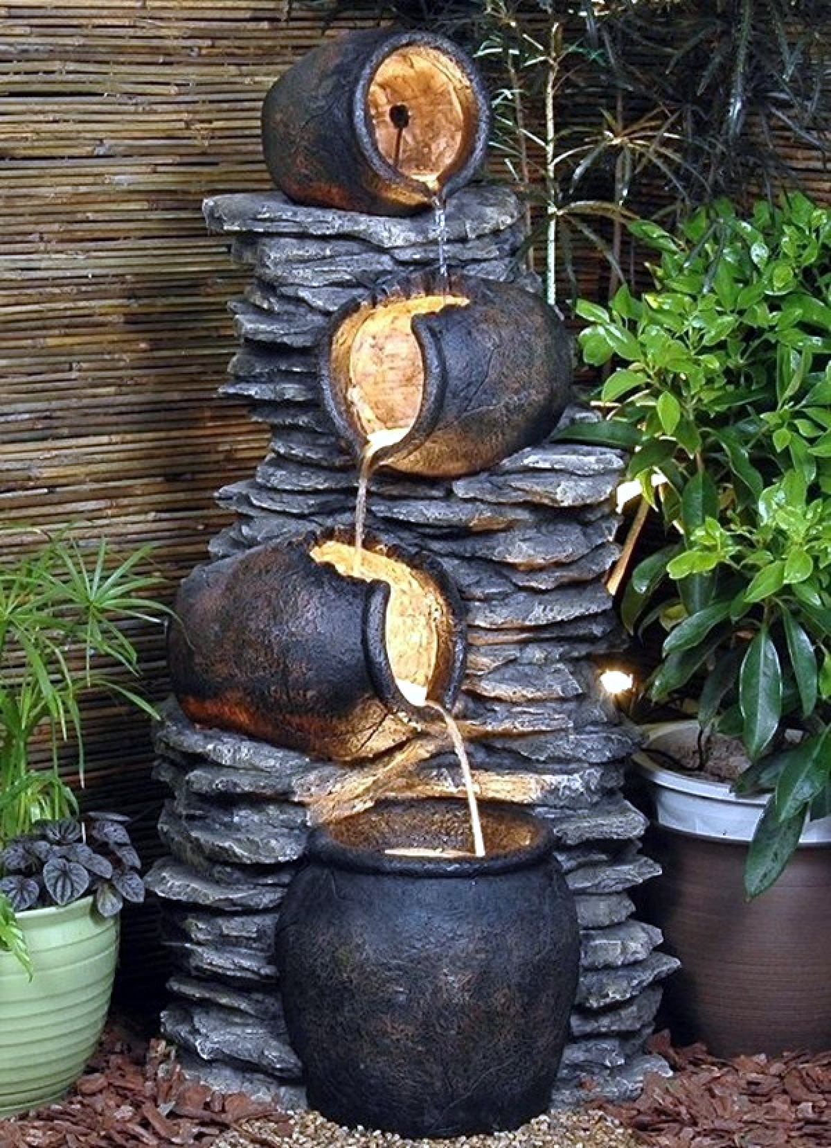 Những chiếc chum cũ lại vô tình trở thành món trang trí “đắt giá.”