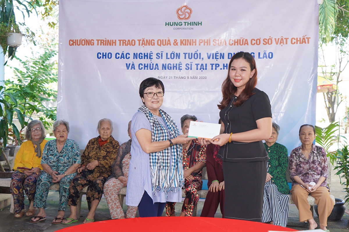 Bà Huỳnh Thị Xuân Hiếu trao hỗ trợ 20 triệu đồng tiền mặt của Tập đoàn Hưng Thịnh cho Viện dưỡng lão nghệ sĩ.