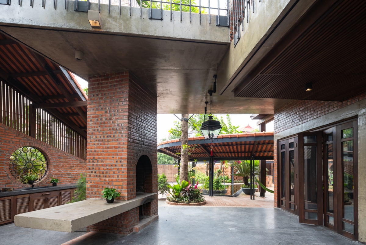 Hàng hiên và mái hiên hình elip đa hướng, đa trung tâm tạo ra sự kết nối mềm mại, biến sự đối lập thành đối thoại.