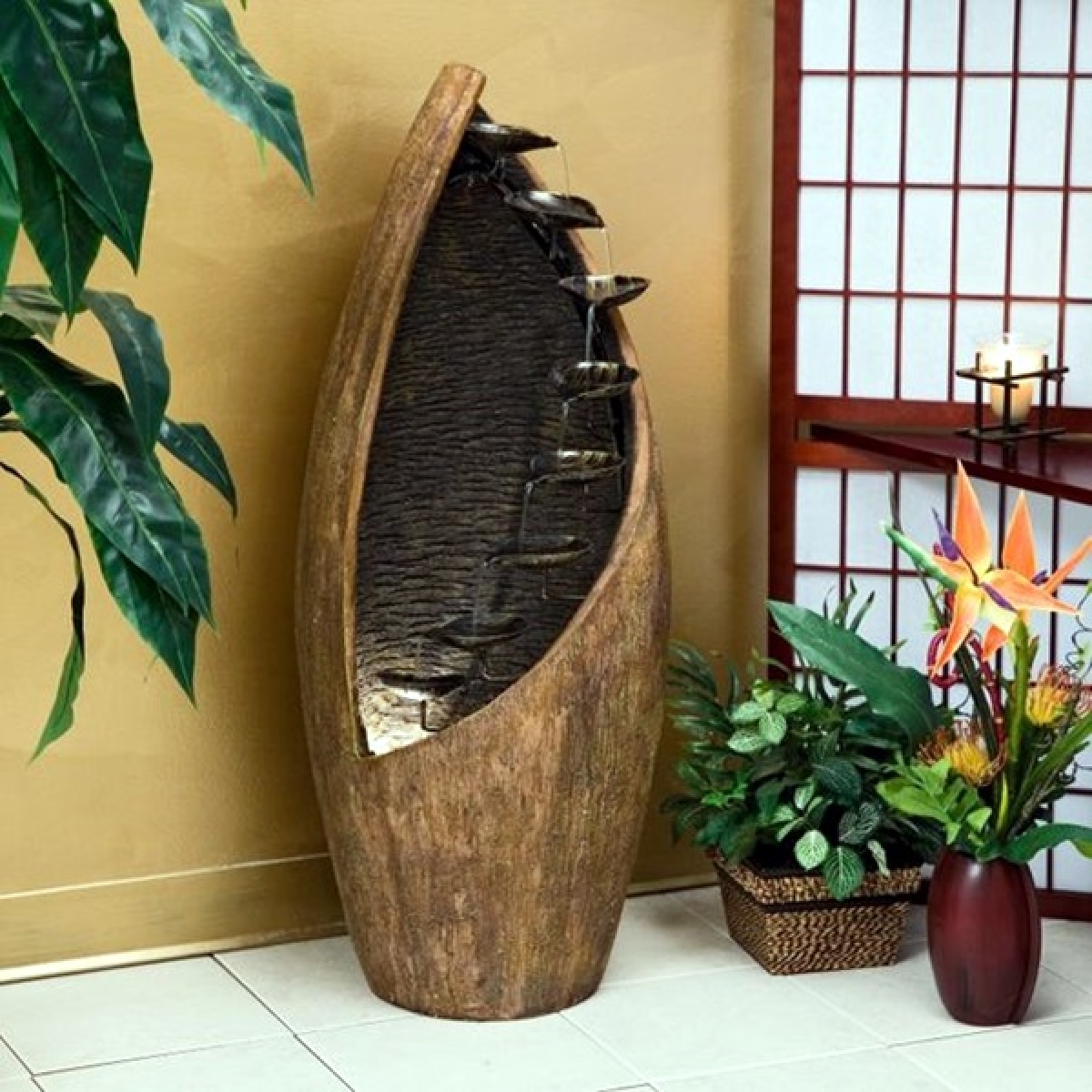 Kết hợp với đèn bên dưới sẽ giúp tạo điểm nhấn cho các thác nước mini ngay tại nhà.