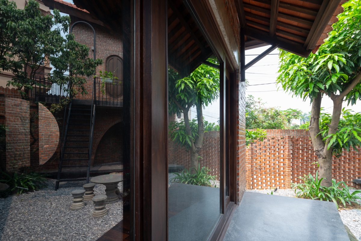 Thỉnh thoảng chúng ta vẫn bắt gặp một vài loại vật liệu hiện đại đan xen ở trong công trình.