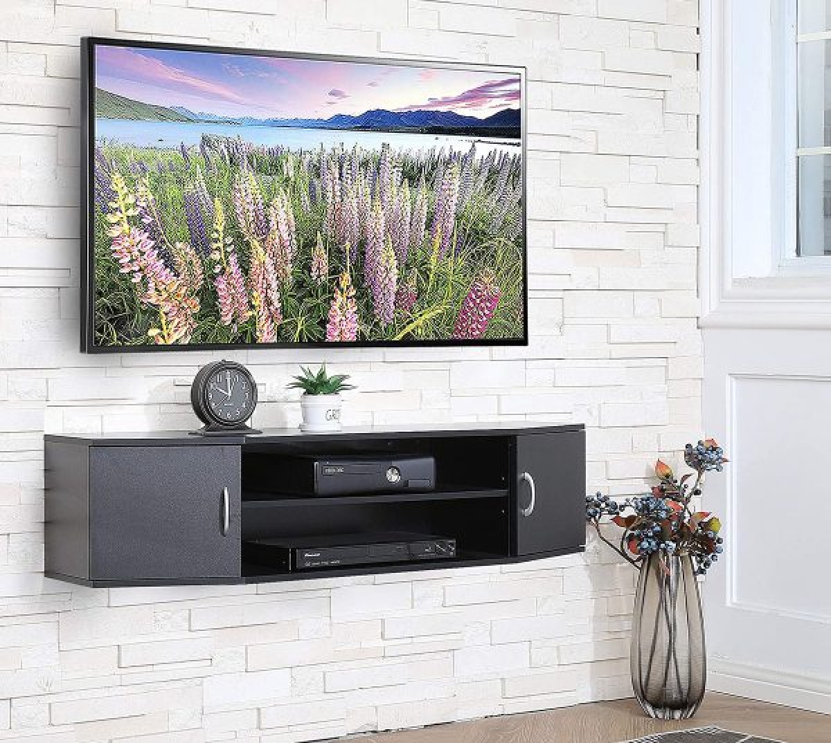 Chiếc tủ nhỏ gọn với 2 kệ đóng và kệ mở, làm tăng khả năng lưu trữ.