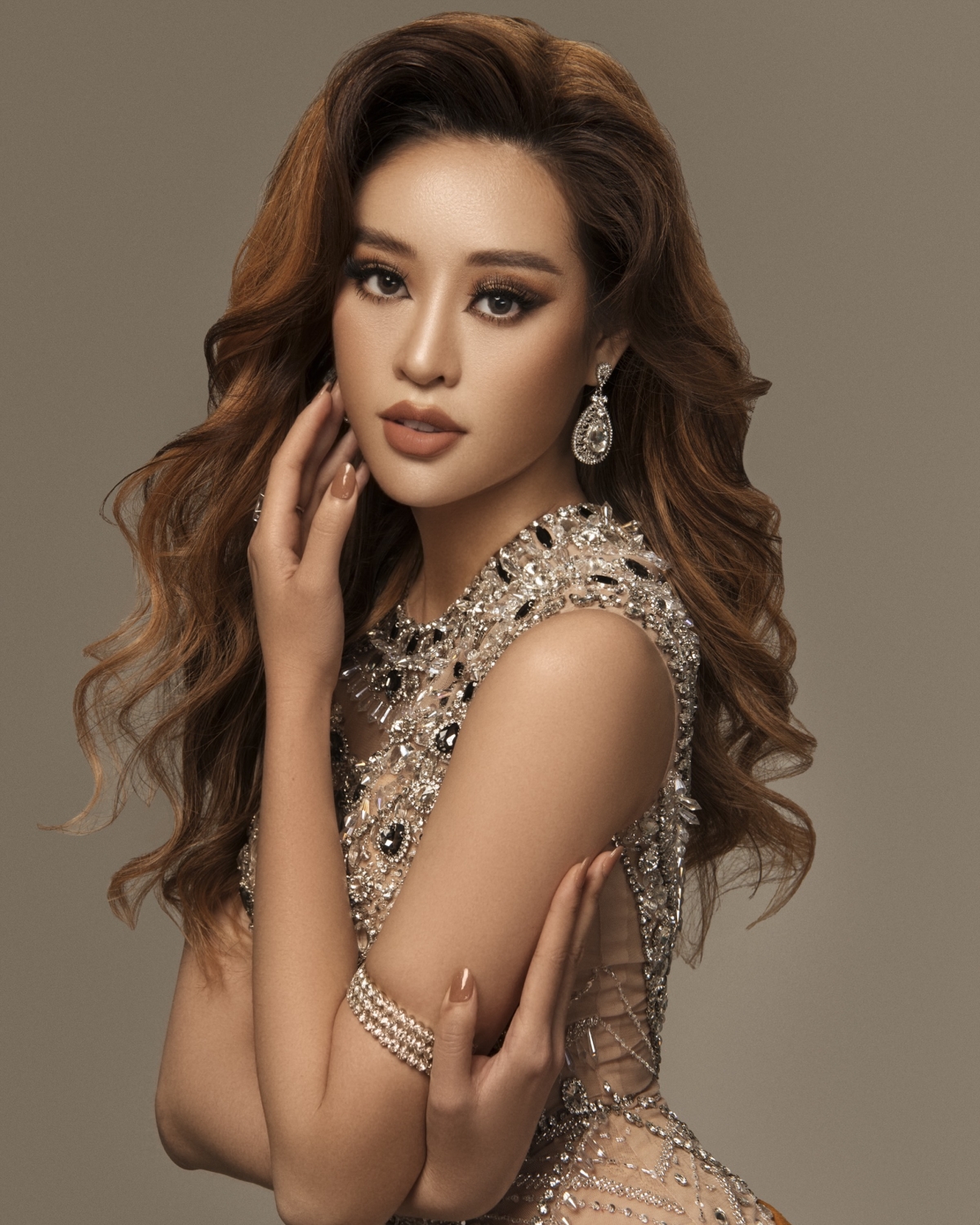 Ở hình ảnh đầu tiên, cô xuất hiện với vẻ đẹp mong manh, dịu dàng, tựa nàng công chúa trong các câu chuyện cổ tích, tóc búi hờ xoã dài phía sau.