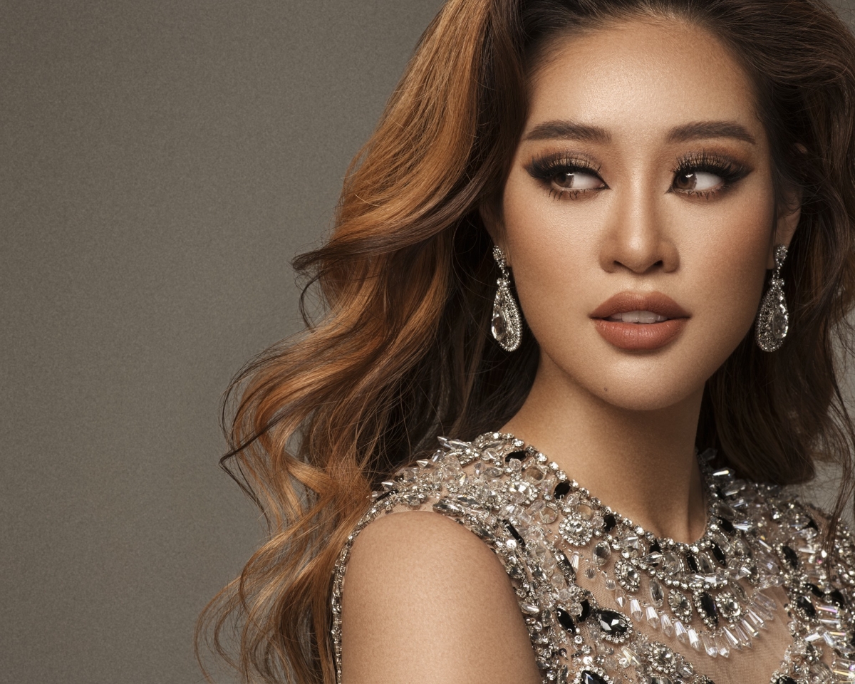 Sau đó, cô uốn tóc xoăn hiện đại, chọn son môi màu trầm, thể hiện sự chuyển mình thay đổi của một người phụ nữ - không còn là nàng công chúa bé bỏng của gia đình, nhưng vẫn cần trải nghiệm, va vấp với cuộc sống.