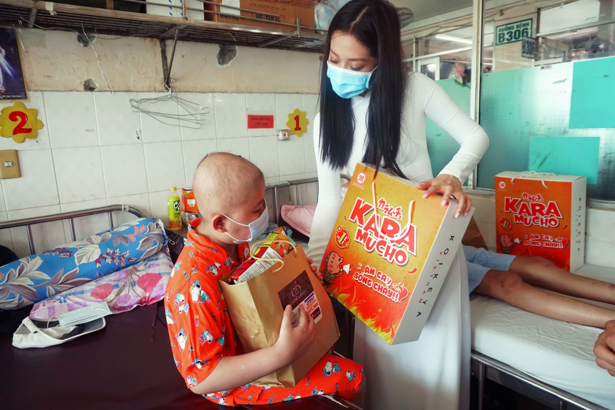 Bên cạnh đó, Hoa hậu Tiểu Vy, Á hậu Phương Nga, Thúy An cùng đại gia Minh Nhựa đã di chuyển đến phòng bệnh của các bé để có thể tiếp xúc, trò chuyện nhiều hơn, hi vọng có thể hỗ trở cả về mặt vật chất lẫn tinh thần cho các em nhỏ trong mùa Trung thu này.