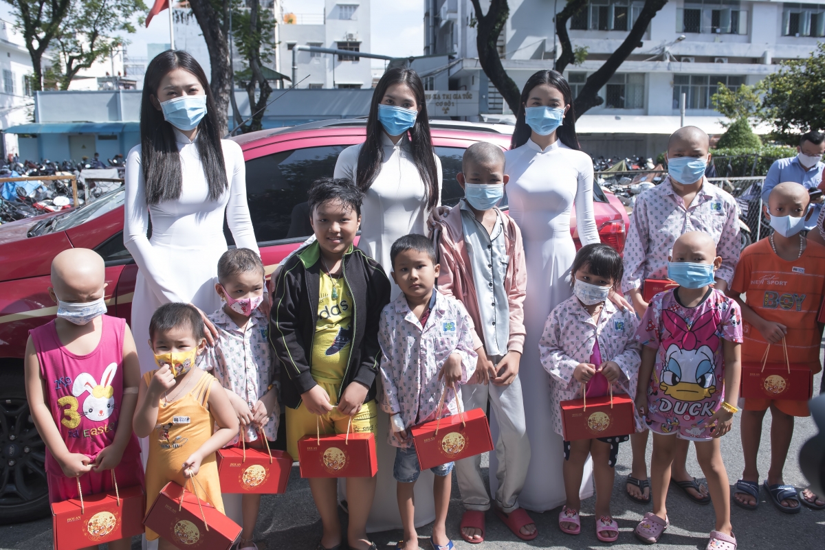 Hoa hậu Tiểu Vy cùng Á hậu Phương Nga và Thúy An trong những bộ áo dài trắng thướt tha cùng nhau mang quà trung thu đến cho các bệnh nhi tại Bệnh viện Ung Bướu.