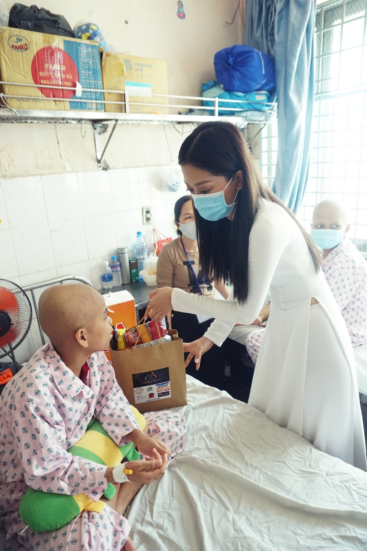 Dù cả ba nàng hậu đều diện áo dài trắng nhưng tính cách của mỗi nàng đều được thể hiện rất khác nhau trong cách làm quen với các bệnh nhi.