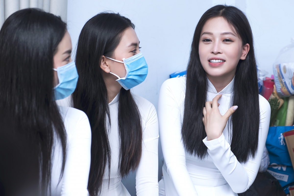 Trong khi Á hậu Phương Nga dịu dàng hỏi han tình hình sức khỏe của các bé, Á hậu Thúy An chọn cách lắng nghe tâm sự của người nhà có mặt tại phòng, còn Hoa hậu Tiểu Vy lại tìm cách nô đùa cùng các bé ngay tại giường bệnh.