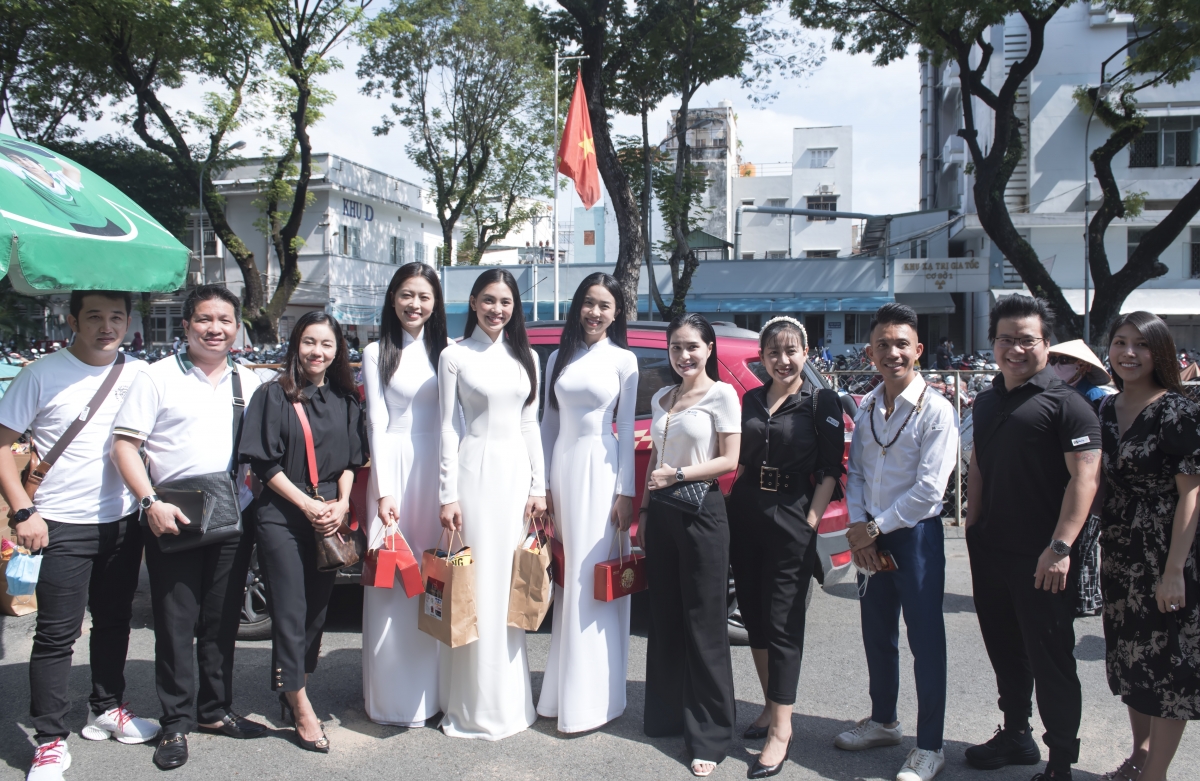 Đồng hành với các nàng hậu còn có sự tham gia của bà trùm hoa hậu Phạm Kim Dung, NTK Phạm Đăng Anh Thư và đại gia Minh Nhựa.