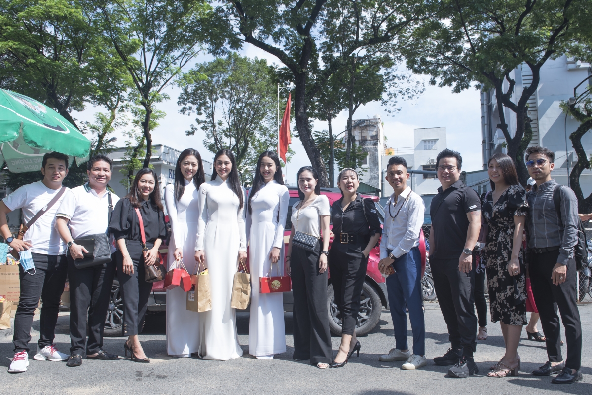 Trước khi chuyến đi kết thúc, Top 3 Hoa hậu Việt Nam 2018 không quên gửi lời cảm ơn đến các đơn vị đã hỗ trợ các cô gái trong chuyến đi thiện nguyện lần này. Bên cạnh việc tích cực tham gia các hoạt động cộng đồng ý nghĩa, các nàng hậu vẫn tiếp tục khẳng định vị trí và nhan sắc của mình trong lòng khán giả./.