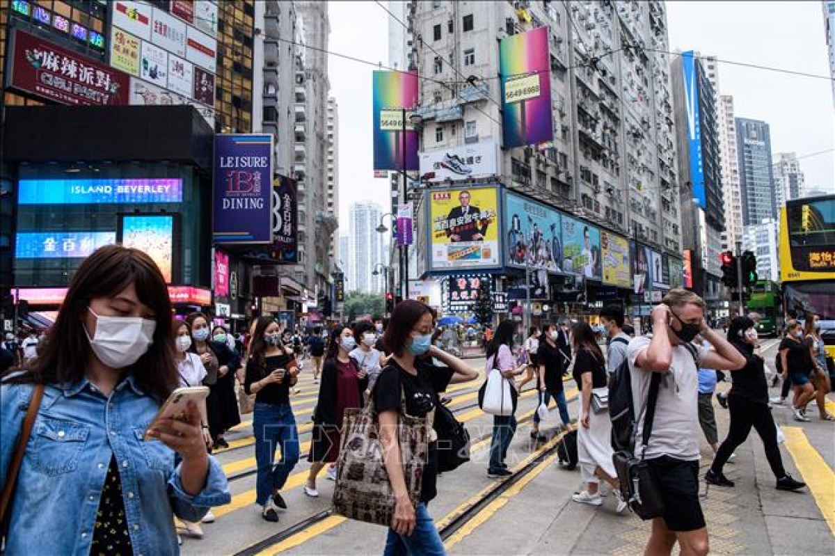 Người dân đeo khẩu trang phòng lây nhiễm COVID-19 tại Hong Kong, Trung Quốc ngày 13/5/2020. Ảnh: AFP/TTXVN