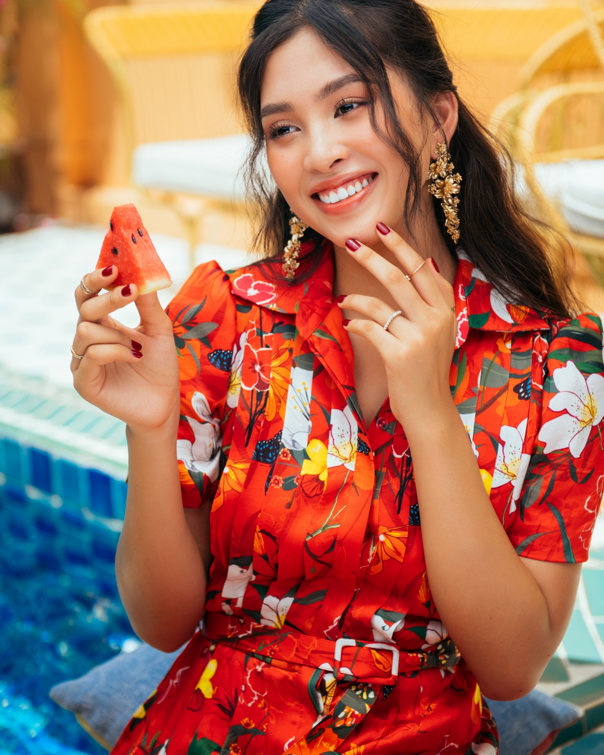 Điều trùng hợp là các thiết kế trong bộ sưu tập cũng mang một tinh thần phóng khoáng, màu sắc và đầy thơ mộng.