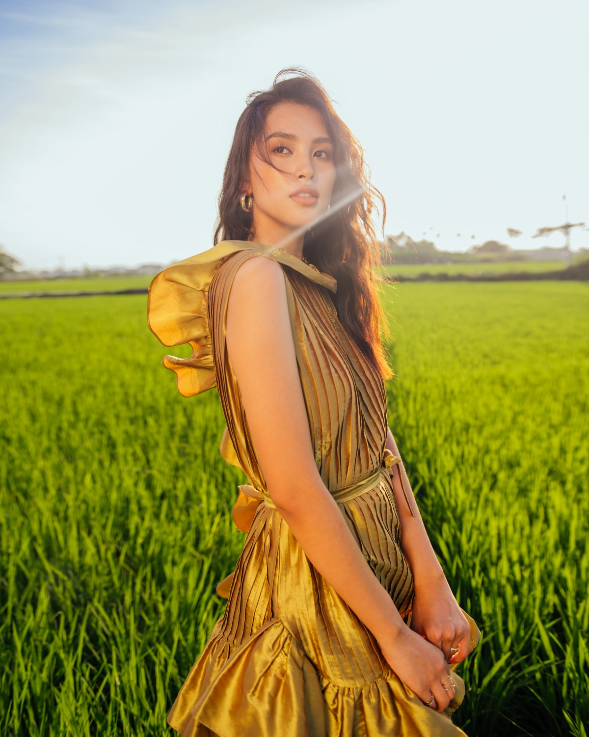Các thiết kế có phom dáng thoải mái, phóng khoáng năng động với váy xoè, áo crop-top, quần short ngắn, đầm maxi hay váy trễ vai.