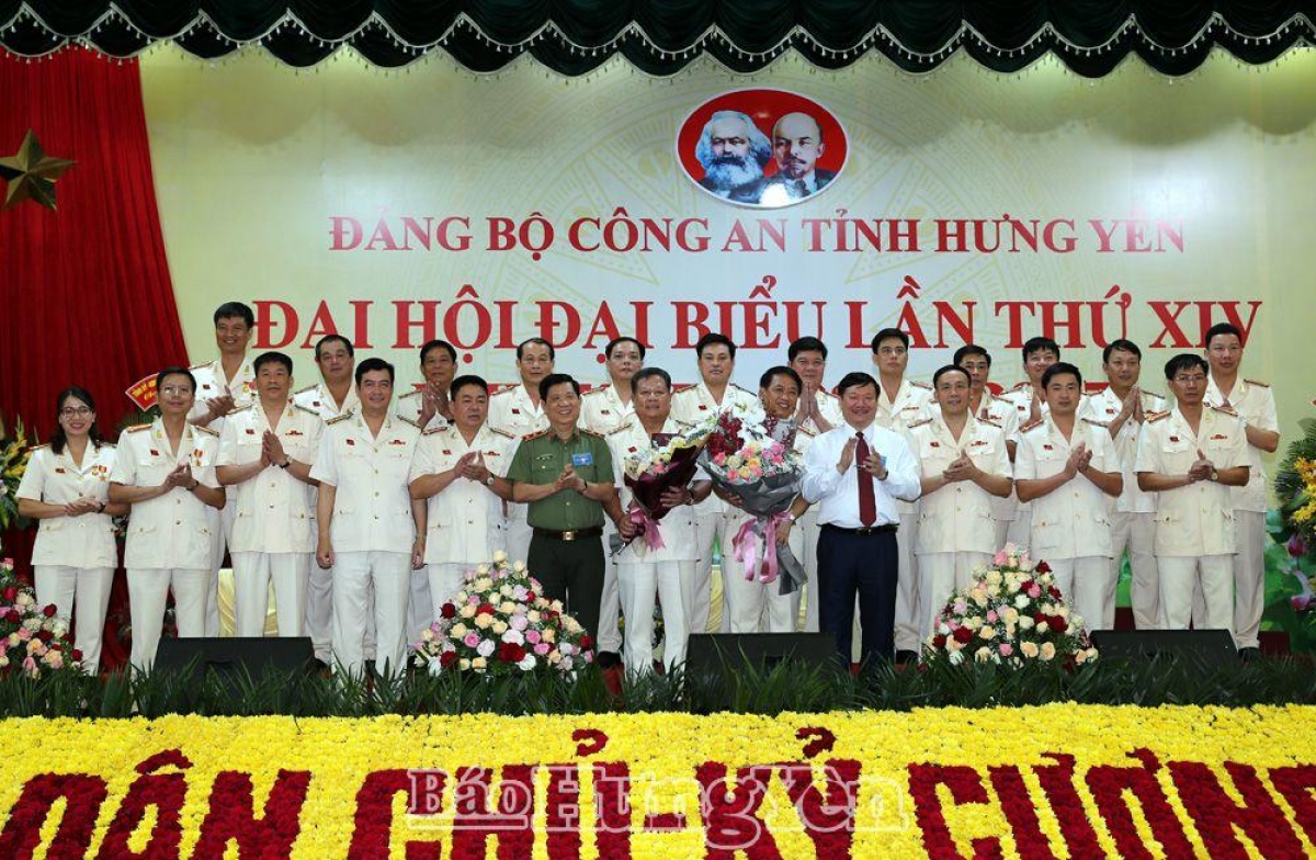 Trung tướng Nguyễn Văn Sơn, Thứ trưởng Bộ Công an và đồng chí Chủ tịch UBND tỉnh Nguyễn Văn Phóng tặng hoa chúc mừng Ban Chấp hành Đảng bộ Công an tỉnh nhiệm kỳ 2020 - 2025. (Ảnh: Báo Hưng Yên)