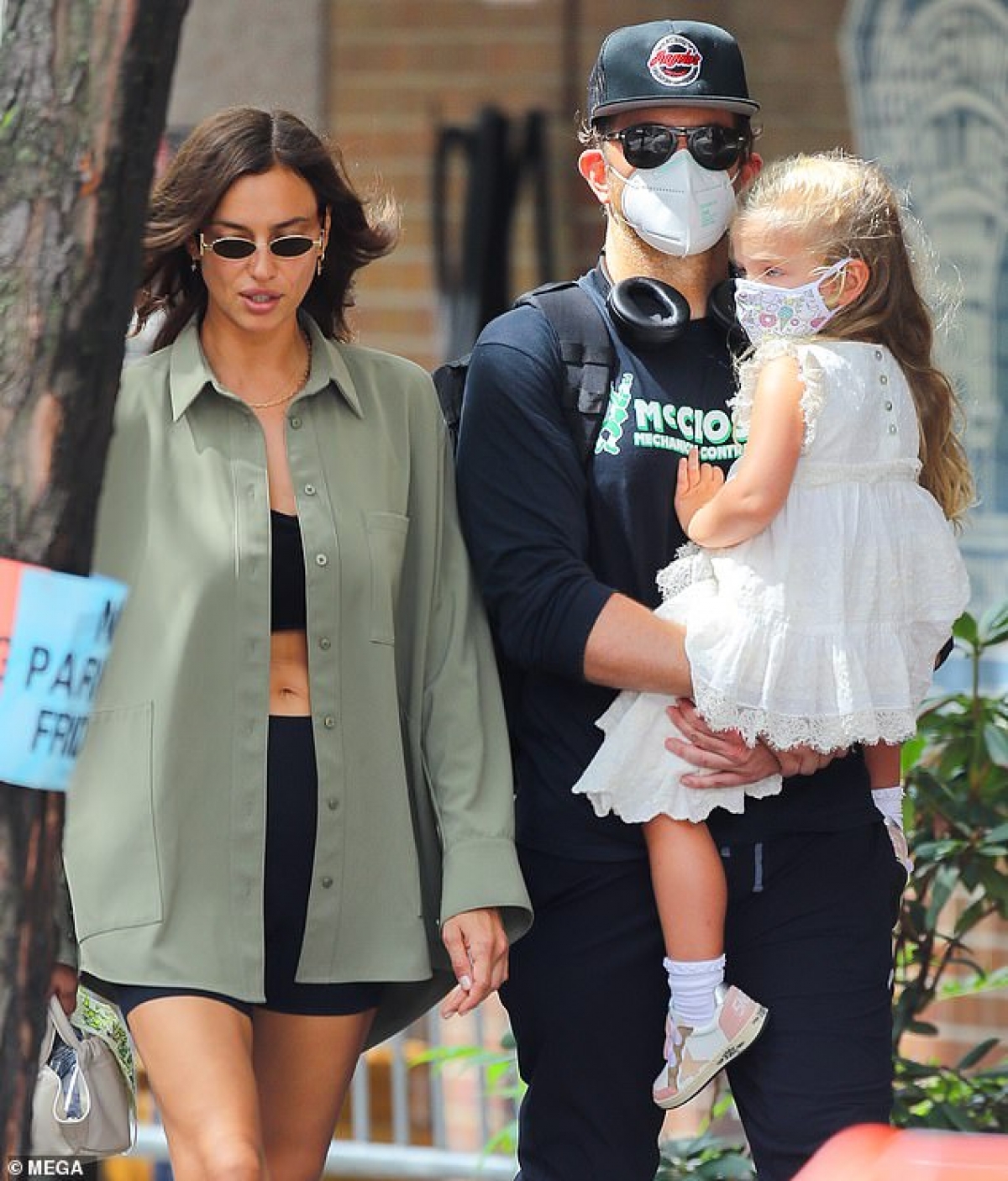 Irina Shayk và tình cũ - Bradley Cooper vui vẻ đi dạo bộ trên đường phố New York khi đưa con gái 3 tuổi đi chơi hôm 10/9 vừa qua, theo giờ địa phương.