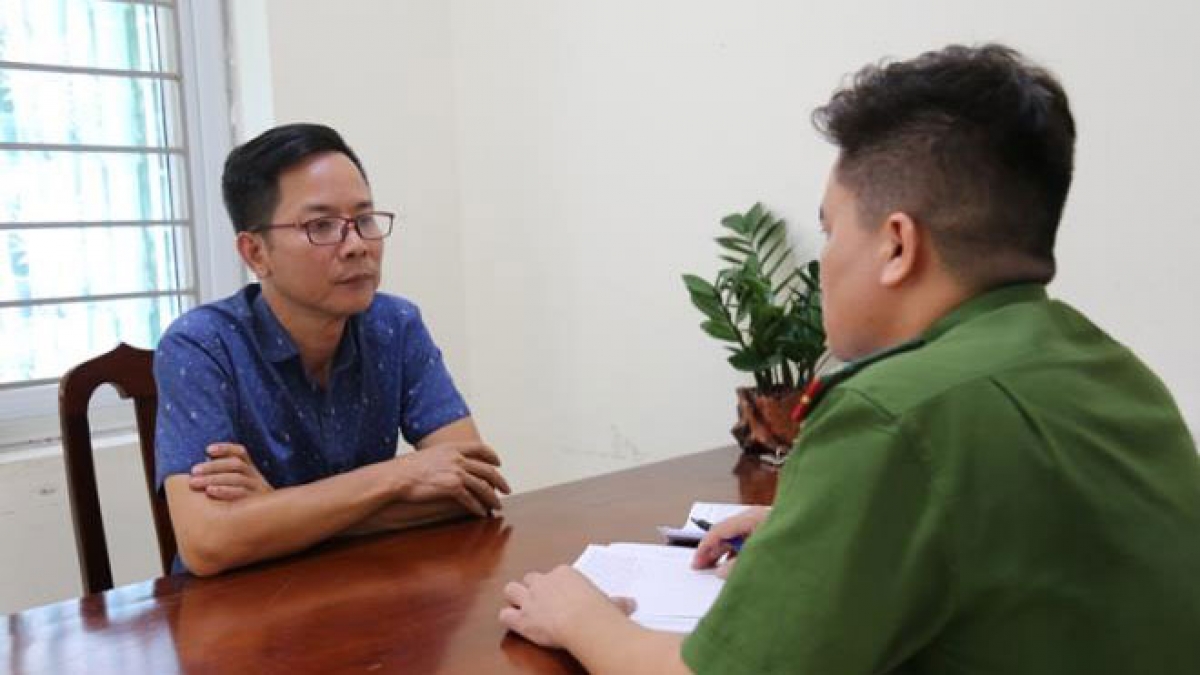 Nguyễn Mạnh Toàn tại cơ quan điều tra. (Ảnh: Công an cung cấp)