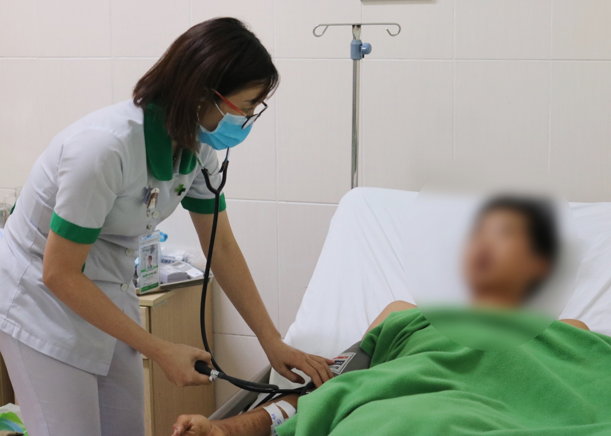 Bác sĩ thăm khám cho bệnh nhân.