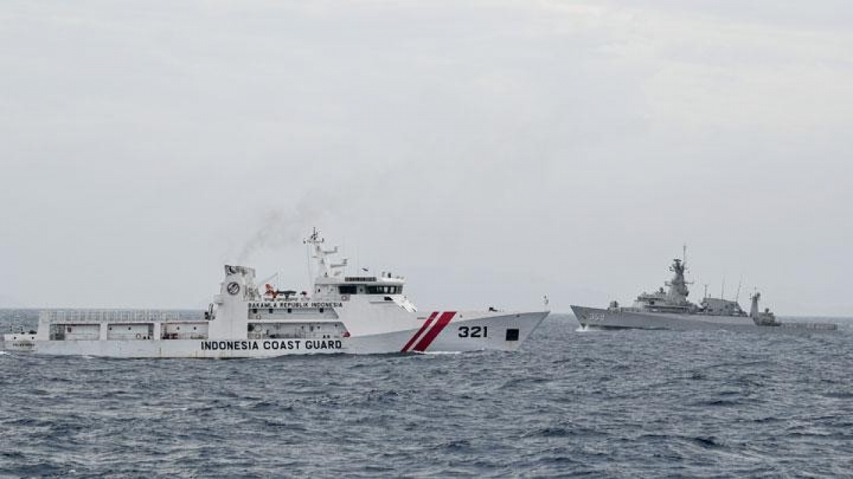 AnhTàu hải quân Indonesia ở vùng biển Natuna, ngoài khơi Riau. Ảnh: Antara