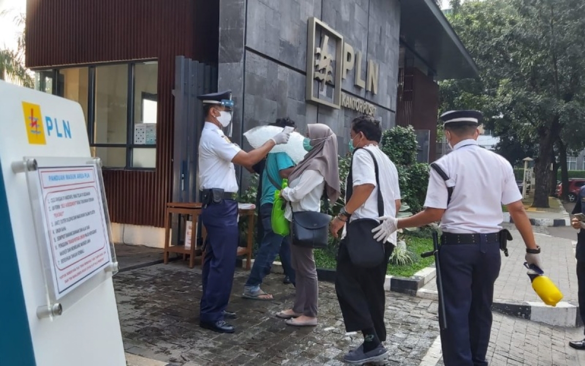 Nhiều cụm Covid-19 xuất hiện tại các văn phòng ở Indonesia. Nguồn: Bisnis.com