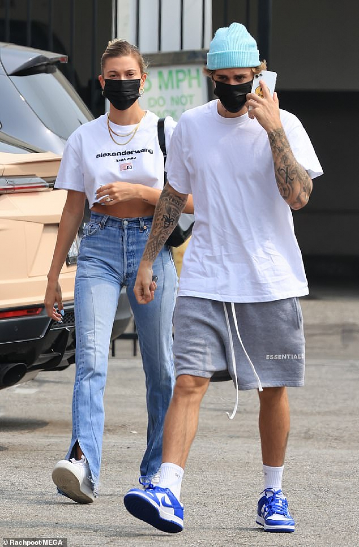 Cuối tuần vừa qua, Justin Bieber và bà xã Hailey Baldwin vui vẻ đi picnic nhân dịp tròn hai năm bí mật đăng ký kết hôn tại tòa án New York.