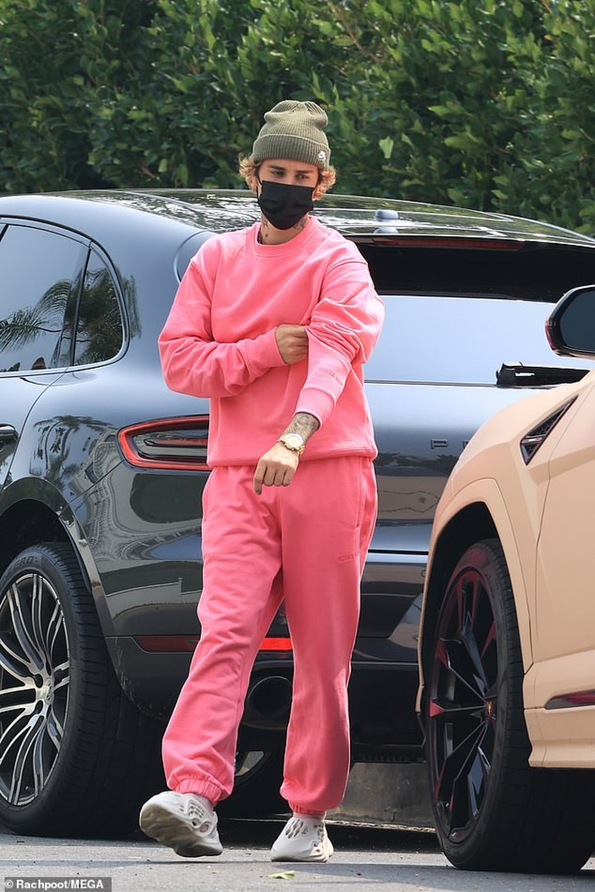 Justin Bieber và bà xã Hailey Baldwin gây chú ý khi đến thăm một người bạn ở Hollywood vừa qua.