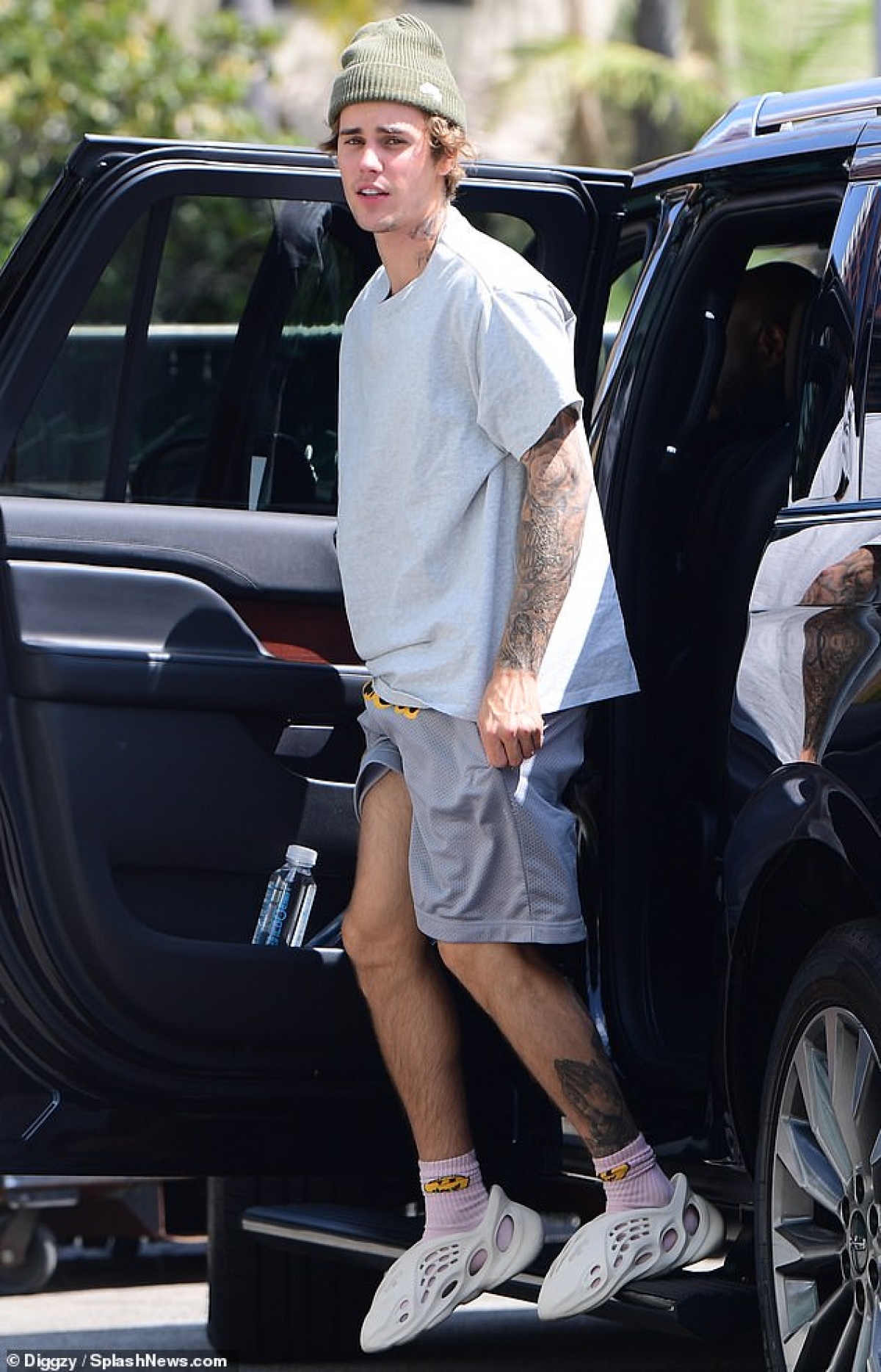Justin Bieber một mình lái xe ra phố sau khi vừa rời khỏi phòng thu ở Los Angeles ngày 18/9 vừa qua.