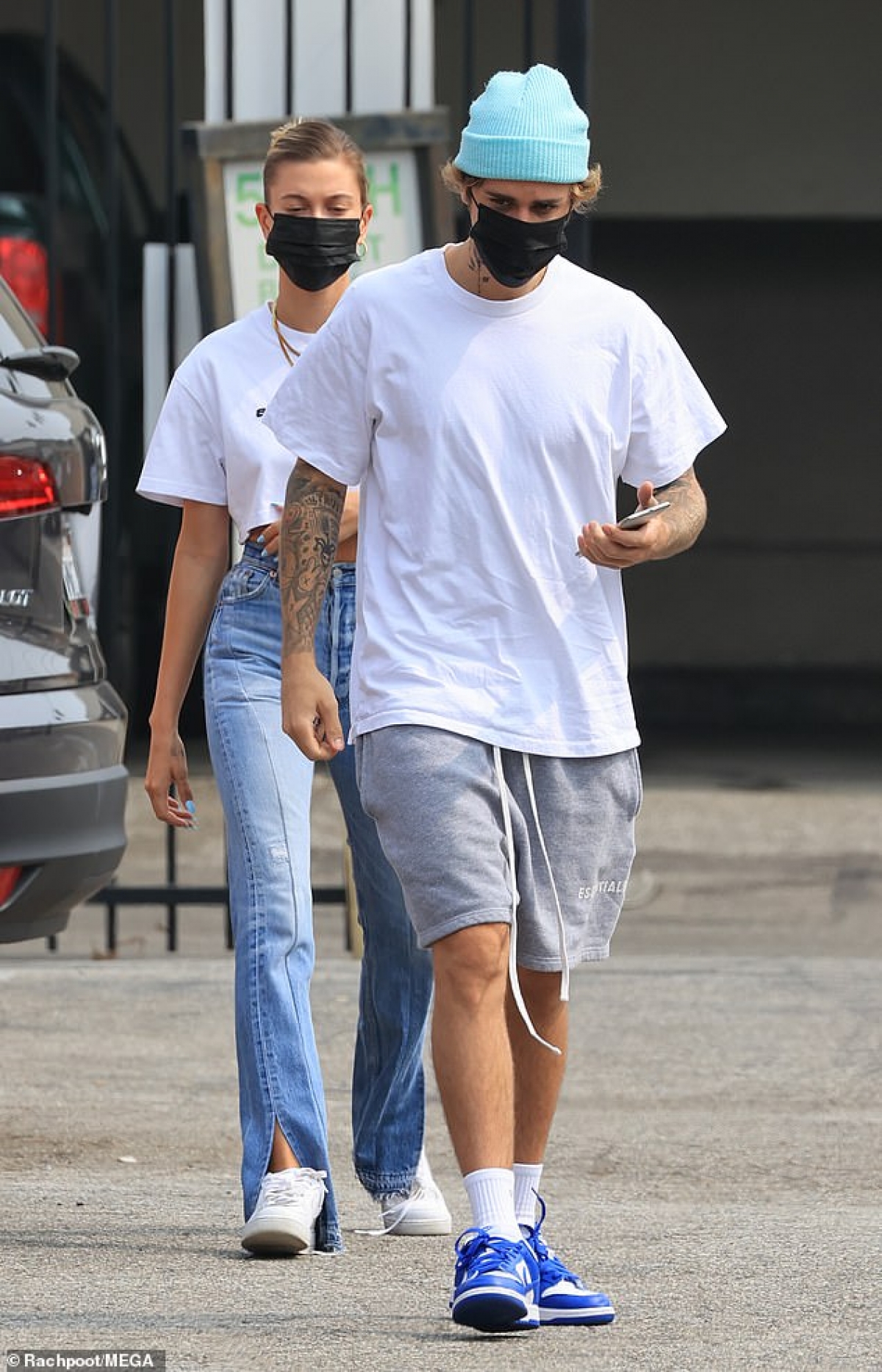 Trong khi Justin Bieber mặc áo phông, quần shorts giản dị...