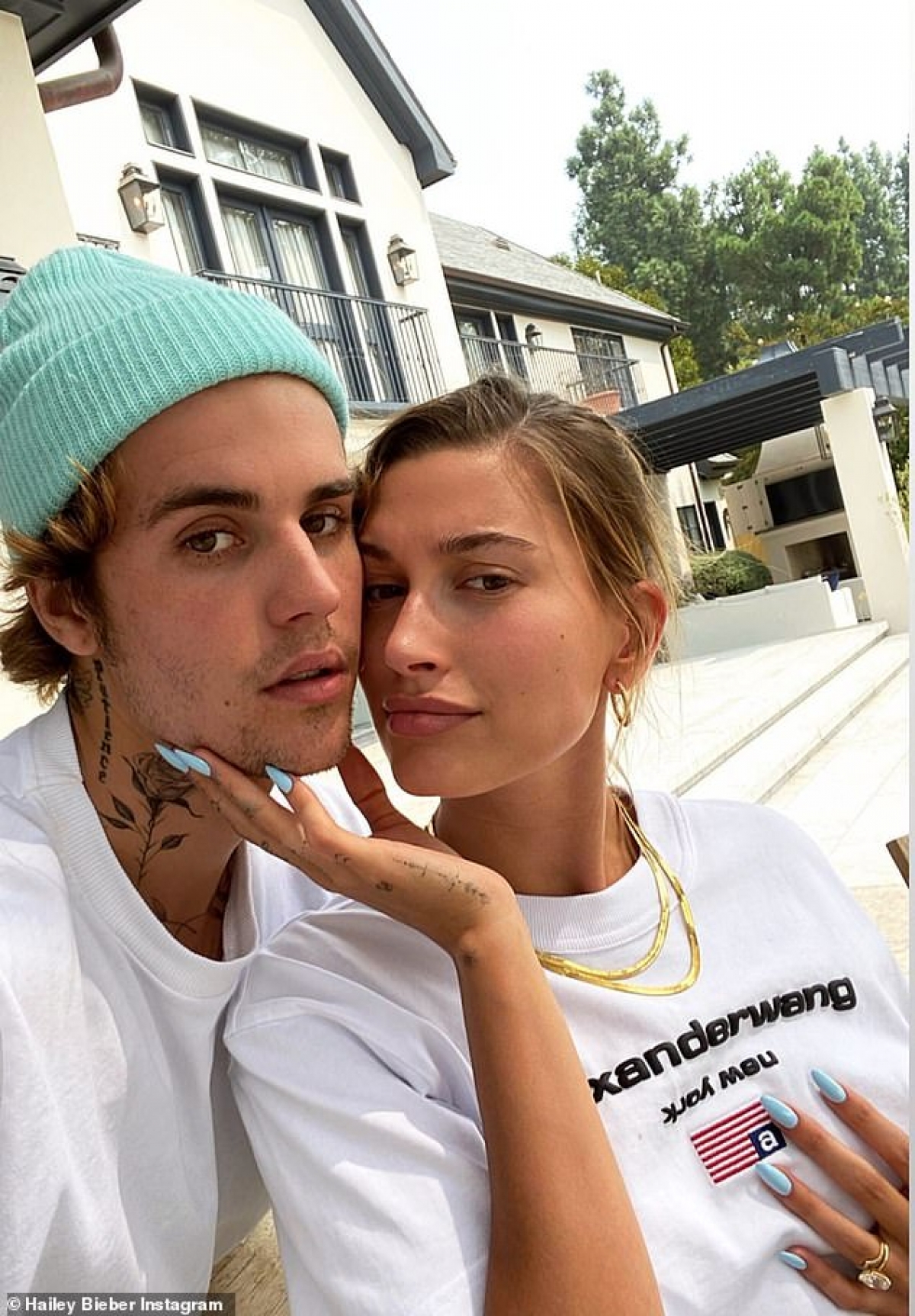 Ngày 13/9, Justin Bieber đăng bức ảnh tình tứ bên bà xã trên Instagram cùng dòng chú thích: "Hôm nay kỷ niệm 2 năm với Hailey Bieber".