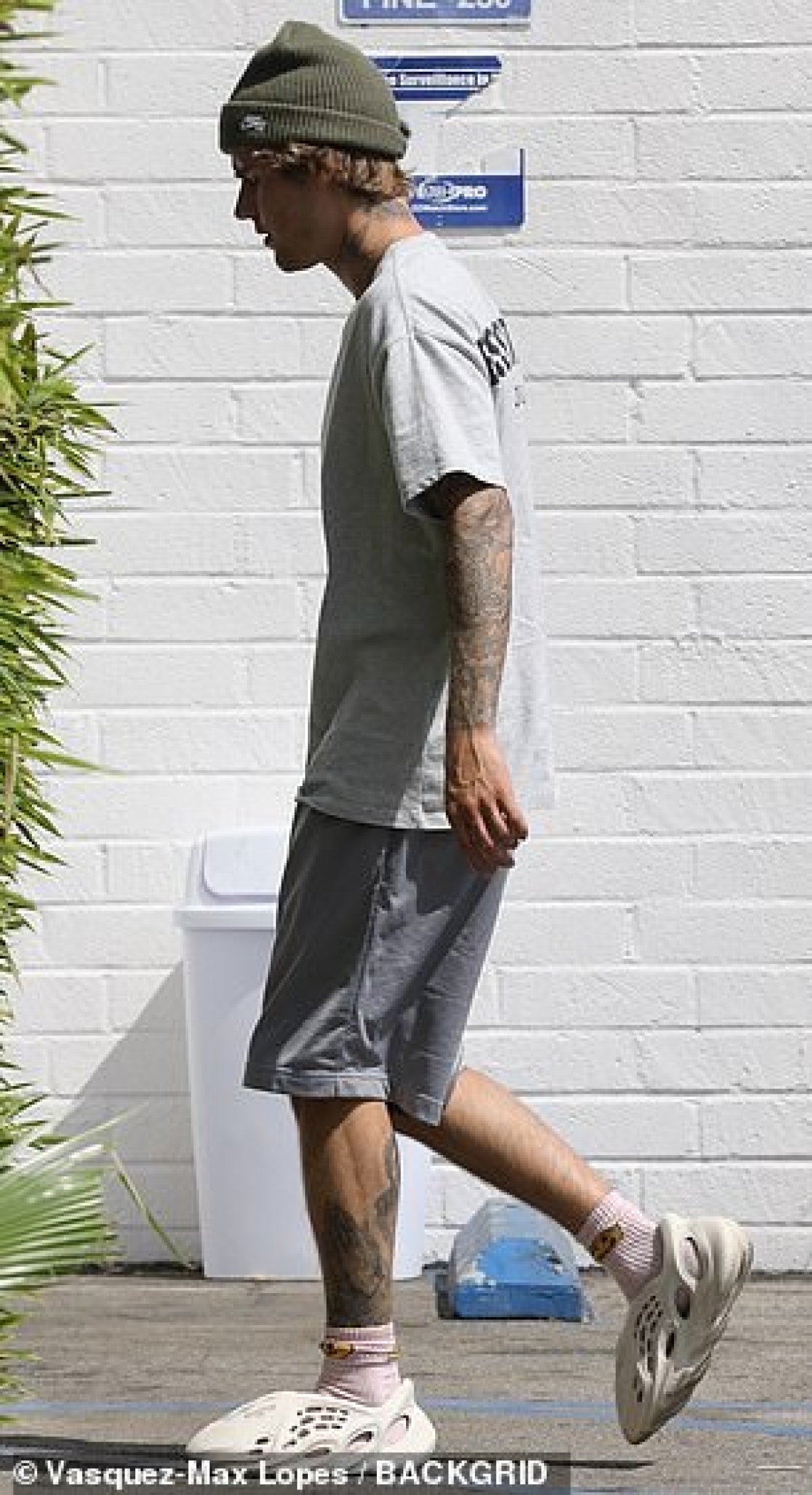 Justin Bieber đã chính thức phát hành đĩa đơn mới “Holy” vào hôm 18/9, một sự hợp tác với Chance The Rapper.