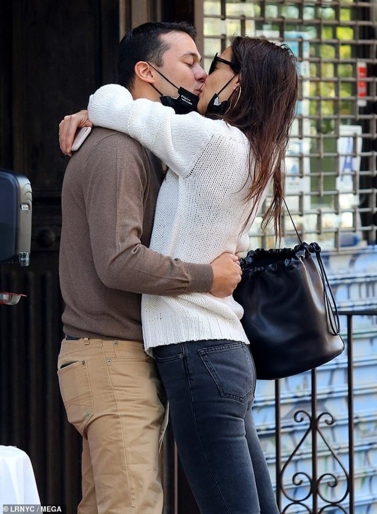 Katie Holmes ngọt ngào hôn bạn trai Emilio Vitolo Jr. trên đường phố New York, Mỹ ngày 18/9 vừa qua, theo giờ địa phương.